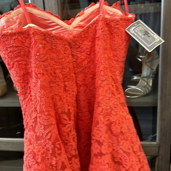 LA FEMME  Style 19160 Coral size 8 - Picture 5 of 5